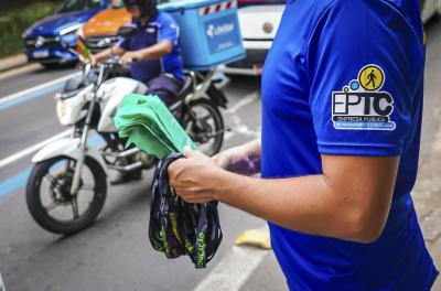 EPTC realiza ação com o foco do uso do celular no trânsito nesta sexta