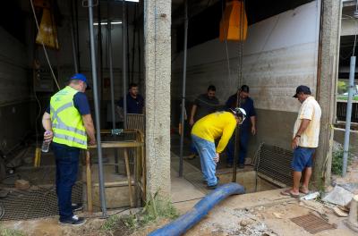 Dmae atua na limpeza do poço da casa de bombas da Trensurb