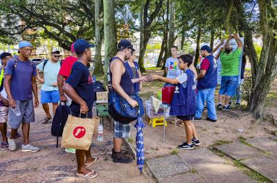 Atividade reúne pessoas em situação de rua na Praça Garibaldi