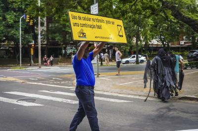 EPTC realiza ação educativa no semáforo. 