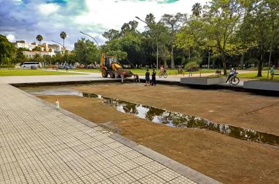 Prefeitura faz limpeza em lagos do Parque Farroupilha