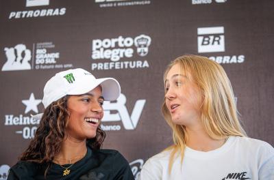 Rayssa Leal e a holandesa Keet Oldenbeuving 
