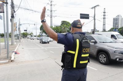EPTC alerta motoristas sobre trânsito intenso na Orla neste final de semana