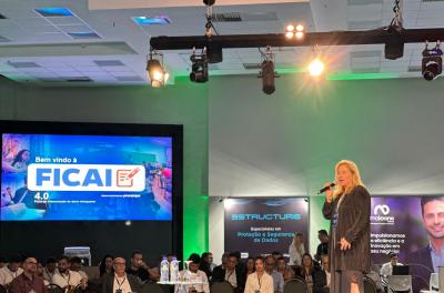 Diretora técnica da Procempa apresentando a Ficai 4.0 em evento nacional de inovação