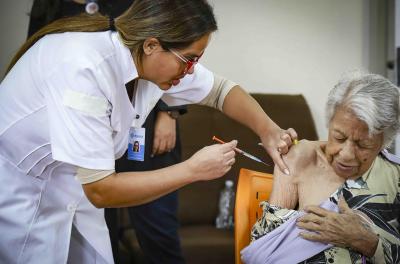 Vacinação no Asilo Padre Cacique marca início da campanha contra a gripe em Porto Alegre