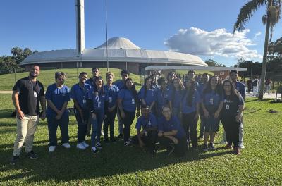 Jovens do Projeto Pescar da Procempa posam para foto em frente ao Auditório Araújo Vianna