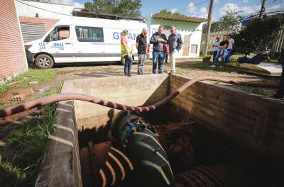 Caminhões-pipa atendem área afetada por rompimento de adutora na Zona Norte