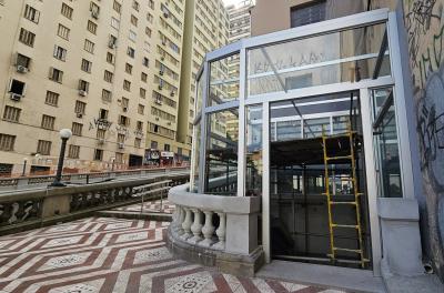 Escadas internas do Viaduto Otávio Rocha