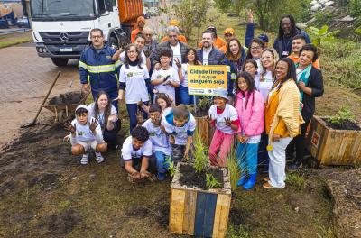 Prefeito participa de mutirão de plantio com alunos da Emef Migrantes