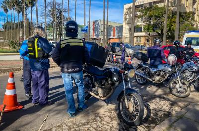 Motociclista é flagado com Drogas em Ação da EPTC nesta terça-feira