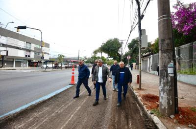 Trecho de faixa exclusiva para ônibus da avenida Nonoai recebe manutenção asfáltica 