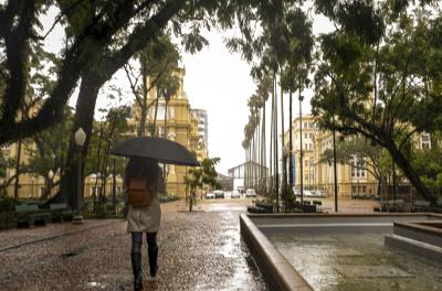 Defesa Civil de Porto Alegre emite alerta para chuvas intensas e risco de alagamentos