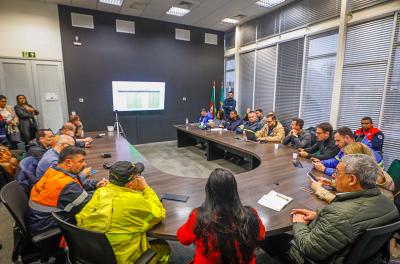 Prefeito reúne equipes e reforça medidas de enfrentamento à chuva