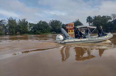Defesa Civil de Porto Alegre intensifica operações de resgate nas Ilhas