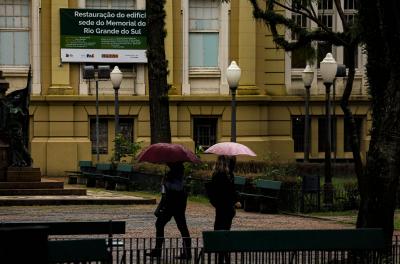 Defesa Civil emite alerta para chuvas intensas em Porto Alegre neste fim de semana