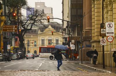 Porto Alegre pode registrar vento forte e chuva nas próximas horas