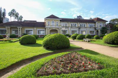 água