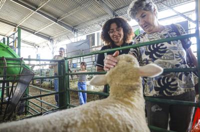 Idosos e adolescentes atendidos pela assistência social visitam a Expointer