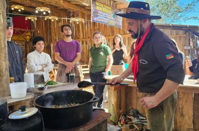 Carreteiro de charque é um dos pratos típicos ensinados no Acampamento Farroupilha