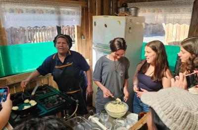 Oficina de bolinho de chuva é uma das mais aguardadas do Acampamento Farroupilha