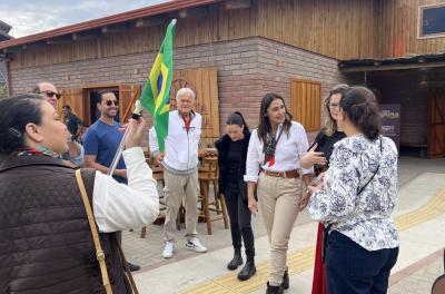 Grupo de turistas da Europa e dos EUA visita o Acampamento Farroupilha