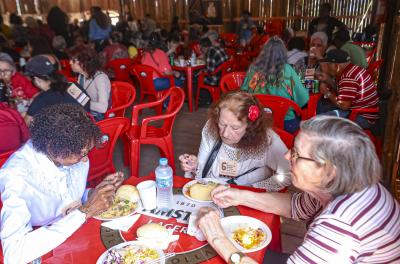 Ciranda Prateada celebra a integração de idosos com a cultura gaúcha