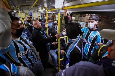 Porto Alegre, RS, 05/07/2022: Torcedores embarcam na linha de ônibus especial, com saída no Largo Glênio Peres em direção ao estádio Arena, duas horas antes do início da partida. Foto: Cesar Lopes/PMPA