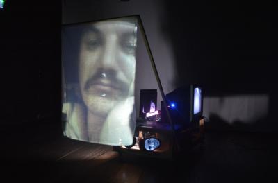 Espetáculo explora o viver com depressão, o TDAH adulto, o cansaço da sociedade de consumo e a inércia