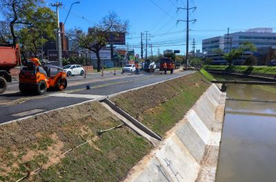 Dmae conclui reconstrução do primeiro trecho do talude do Arroio Dilúvio