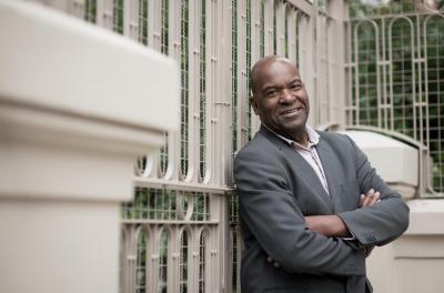 Após sua passagem pelo The Voice +,  o cantor Zê Azemar comemora 50 anos de carreira