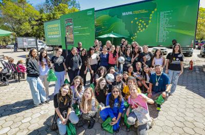 Escolas visitam a Caravana do Futebol Feminino em Porto Alegre