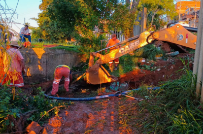 Dmae atua em conserto de adutora no bairro São José