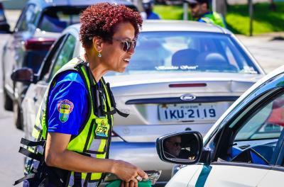 Porto Alegre, RS, Brasil 27/12/2024: Os agentes da Escola Pública de Mobilidade da #EPTC orientam sobre o comportamento seguro nos deslocamentos no período de férias. A ação educativa abordou mais de 200 motoristas na saída da Capital pela av. Bento Gonçalves. Neste verão redobre sua atenção no trânsito! Foto: Gustavo Roth/EPTC/PMPA