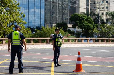 Porto Alegre, RS, Brasil - 08/05/2024 - EPTC orienta motoristas na Av. Ipiranga. Fotos Gustavo Garbino/ PMPA