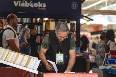 Público lota a Praça da Alfândega no primeiro fim de semana da Feira do Livro
