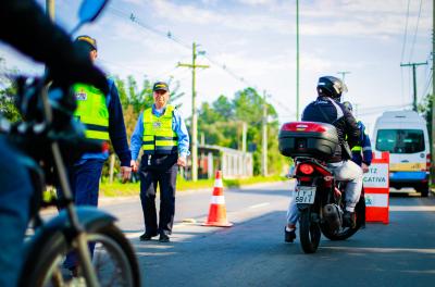 Coibir excessos e tirar das ruas veículos e condutores que possam colocar em risco a segurança viária