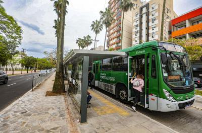 Porto Alegre, RS, 16/10/2025: Instalação dos novos abrigos de passageiros na avenida Osvaldo Aranha. As estruturas tem piso podotátil, espaço para cadeirantes, iluminação artificial, três tomadas USB e proteção para vento e chuva. Foto: Alex Rocha/PMPA