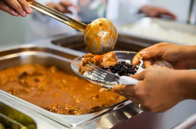 Restaurantes populares atendem 1,2 mil pessoas por dia em Porto Alegre