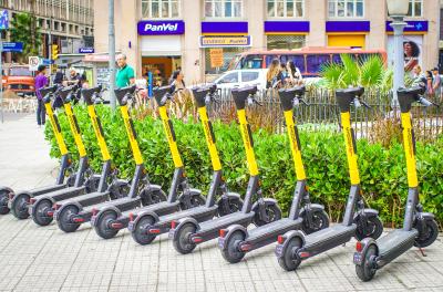 PORTO ALEGRE, RS, BRASIL, 10/4/2024: Escola de Condução de patinetes orientou interessados e usuários da micromobilidade urbana sobre a correta circulação nas vias públicas de Porto Alegre e o conhecimento das regras de trânsito para a garantia de maior segurança viária. A ação educativa da operadora Whoosh teve o apoio da Prefeitura e dos agentes da Escola Pública de Mobilidade, da Empresa Pública de Transporte e Circulação, para orientar sobre as normas de circulação e conduta do Código de Trânsito Brasil
