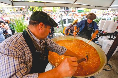 Paella Solidária ocorre nesta terça-feira no Largo Glênio Peres