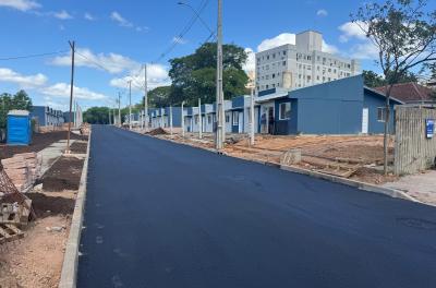  Prefeitura asfalta acesso a loteamento na rua Pedro Boticário