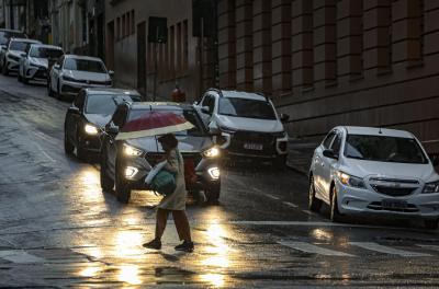 Prefeitura atende ocorrências devido à forte chuva das últimas horas