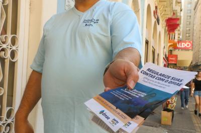 Consumidores do Dmae recebem material informativo sobre renegociação de dívidas