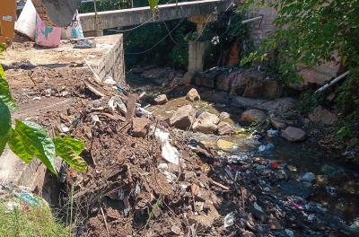 Prefeitura retira 10 caminhões de resíduos descartados irregularmente no arroio Moinho