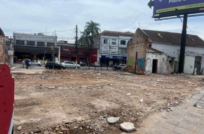 Imóvel com risco no bairro Azenha é demolido após decisão judicial