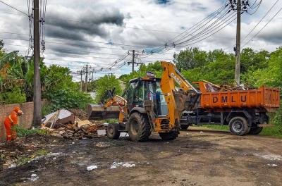 Mutirão de limpeza recolhe 24 toneladas de resíduos no bairro Mário Quintana