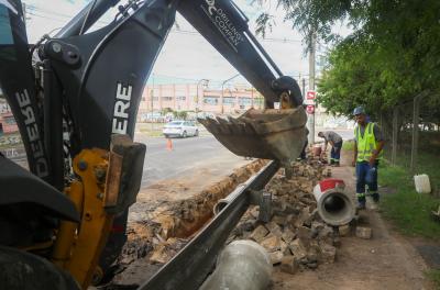 Dmae implanta nova rede de drenagem no entorno do Largo dos Açorianos