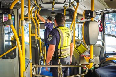 A fiscalização do ar-condicionado ocorre em todas as garagens e terminais do transporte público para assegurar mais conforto ao passageiros.