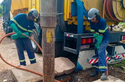 Dmae mantém operação de limpeza e manutenção das redes de drenagem do bairro Navegantes