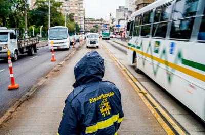 EPTC orienta motoristas sobre alteração no embarque e desembarque de ônibus na estação Colégio Americano